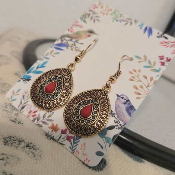 ⭐️3/$25⭐️🆕️ Gold Drop Earrings  - Picture 2 of 4